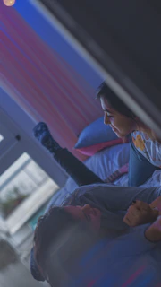 A couple comfortably relaxing on a sognovita bed, illustrating comfort and support.
