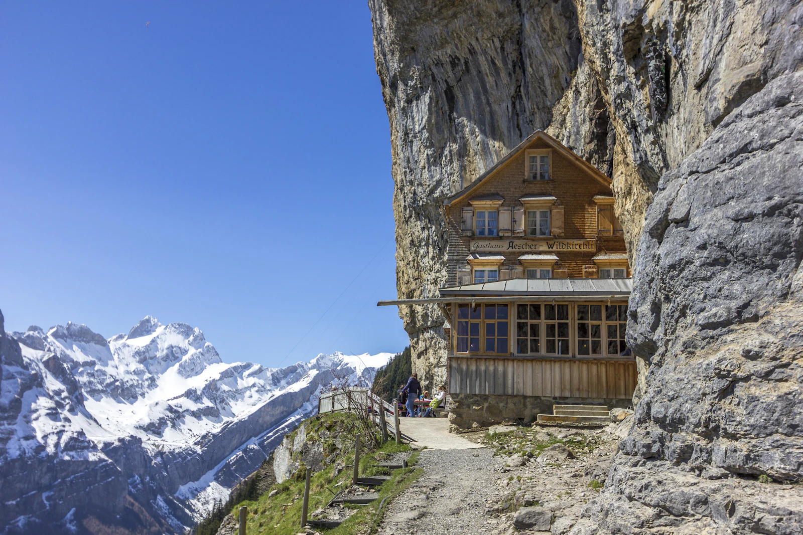 Maison de bois au pied d'une montagne — photo d'illustration