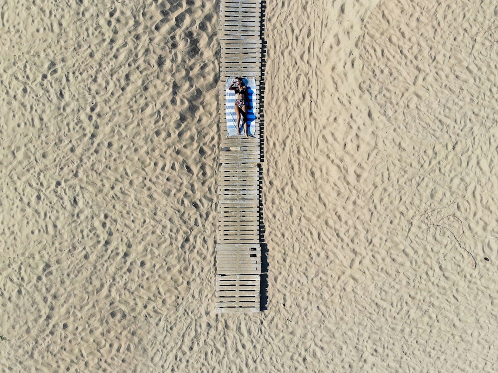 fotografia aerea di donna che prende il sole all'aperto