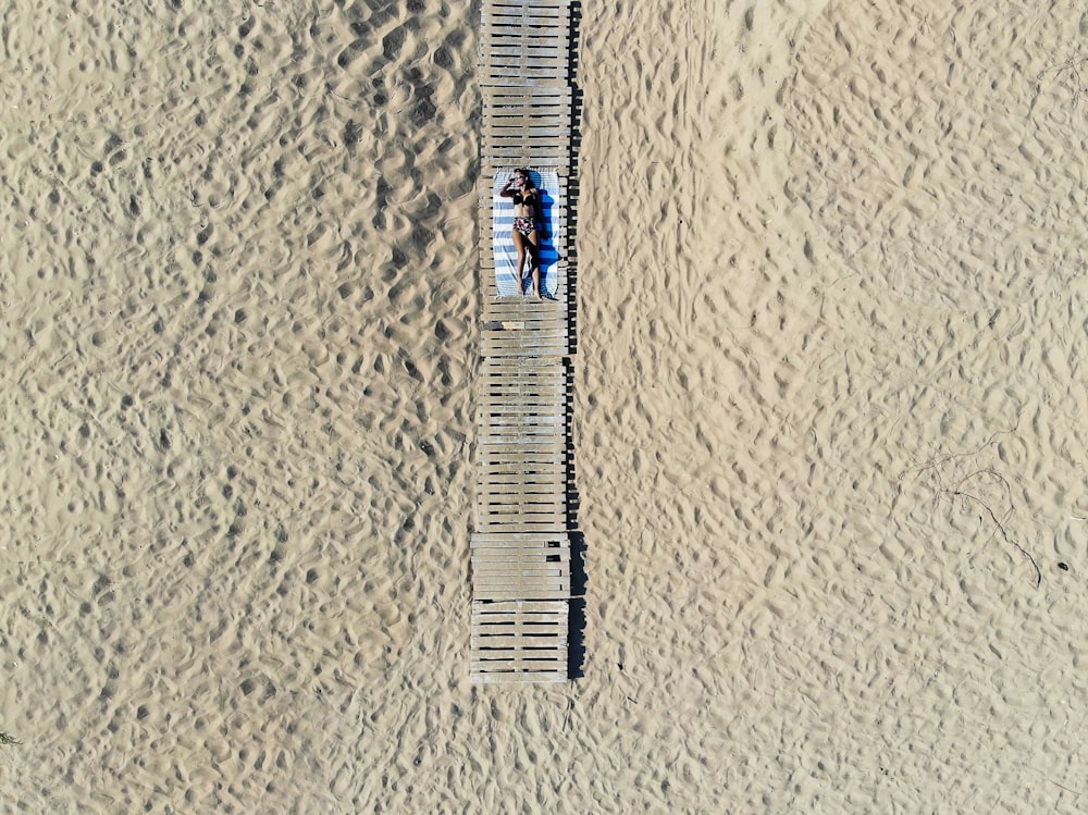 Fotografía aérea de mujer tomando el sol al aire libre