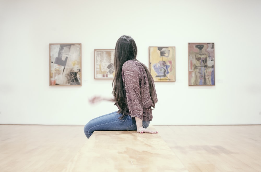 mujer sentada en el suelo