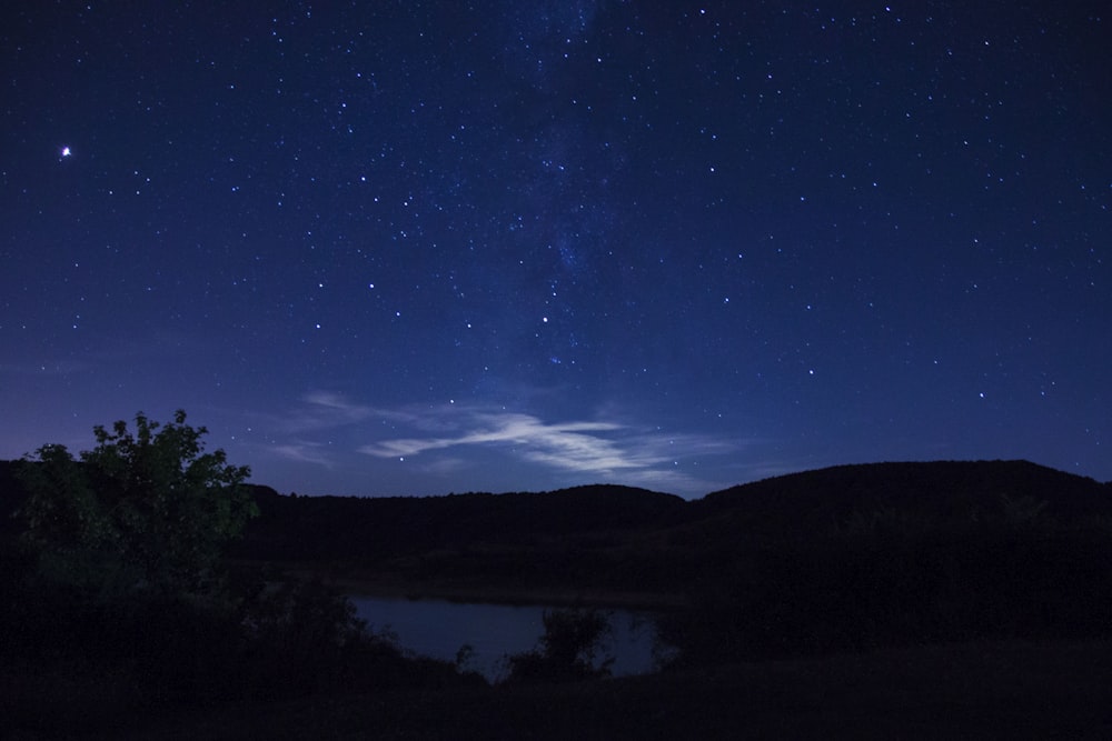 montanha durante a noite