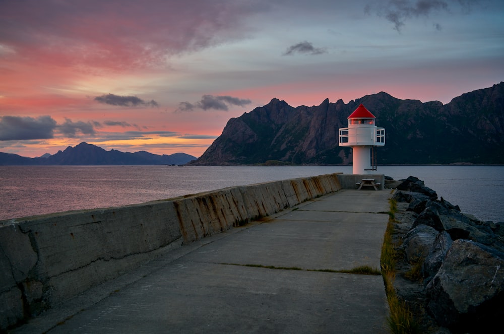 Phare blanc près d’un plan d’eau