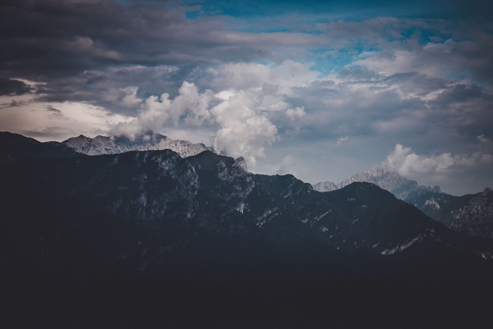Fotografía de paisajes de montañas y nubes