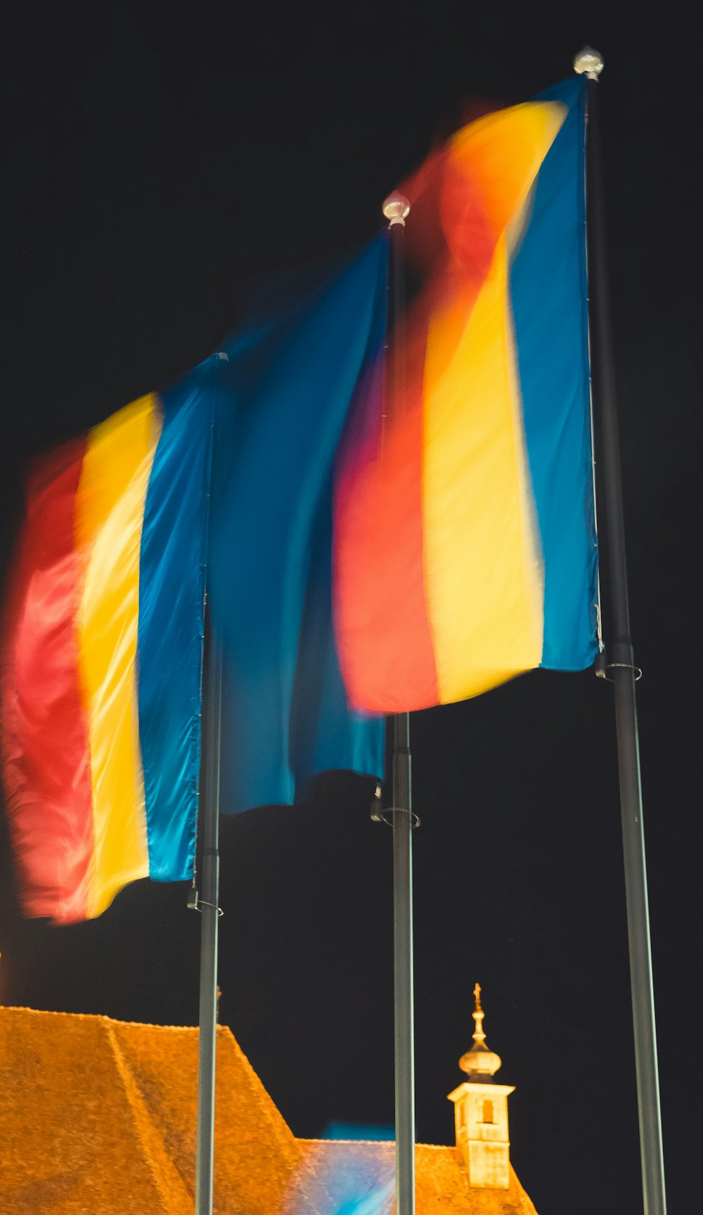 bandeira amarela, azul e vermelha