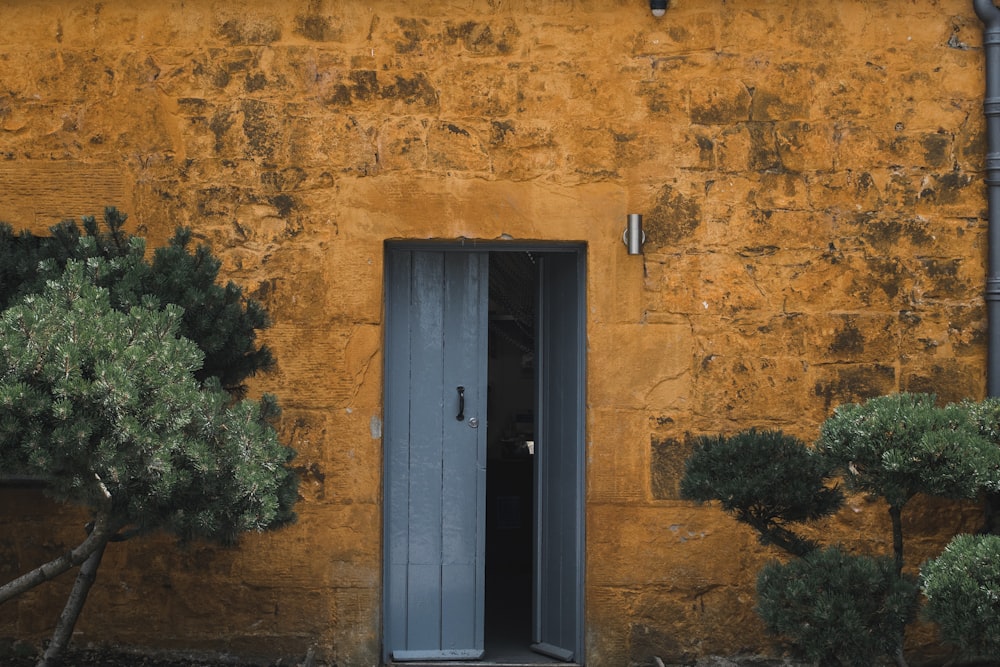 porta in acciaio grigio