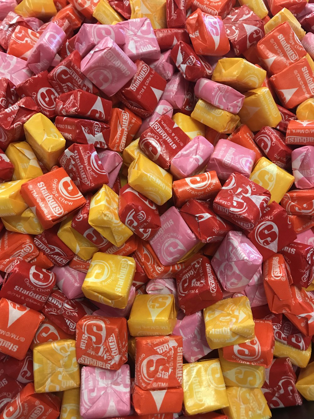 lote de embalagens de doces de cores variadas