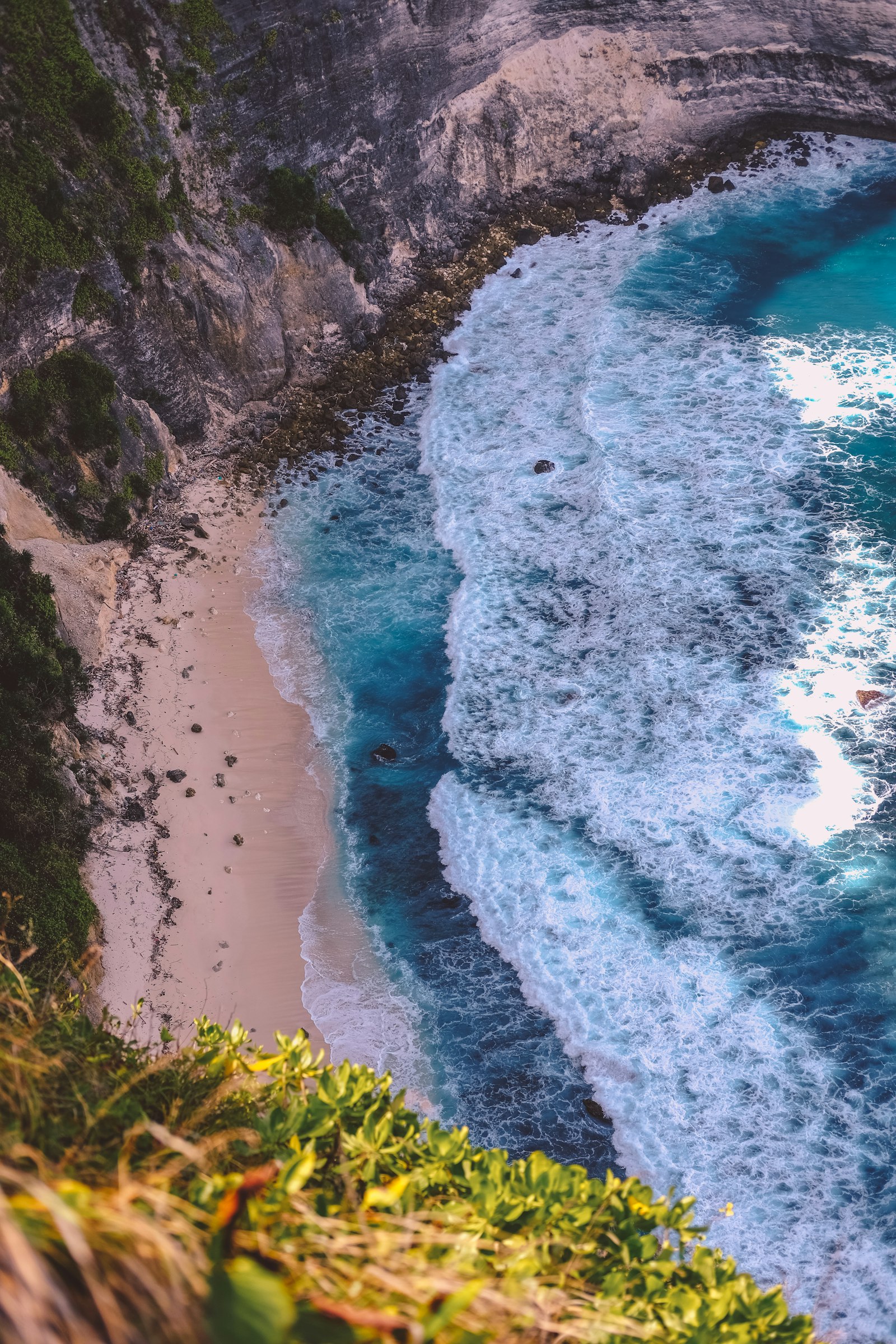 Fujifilm X-T20 + Fujifilm XF 35mm F2 R WR sample photo. Top view of beach photography