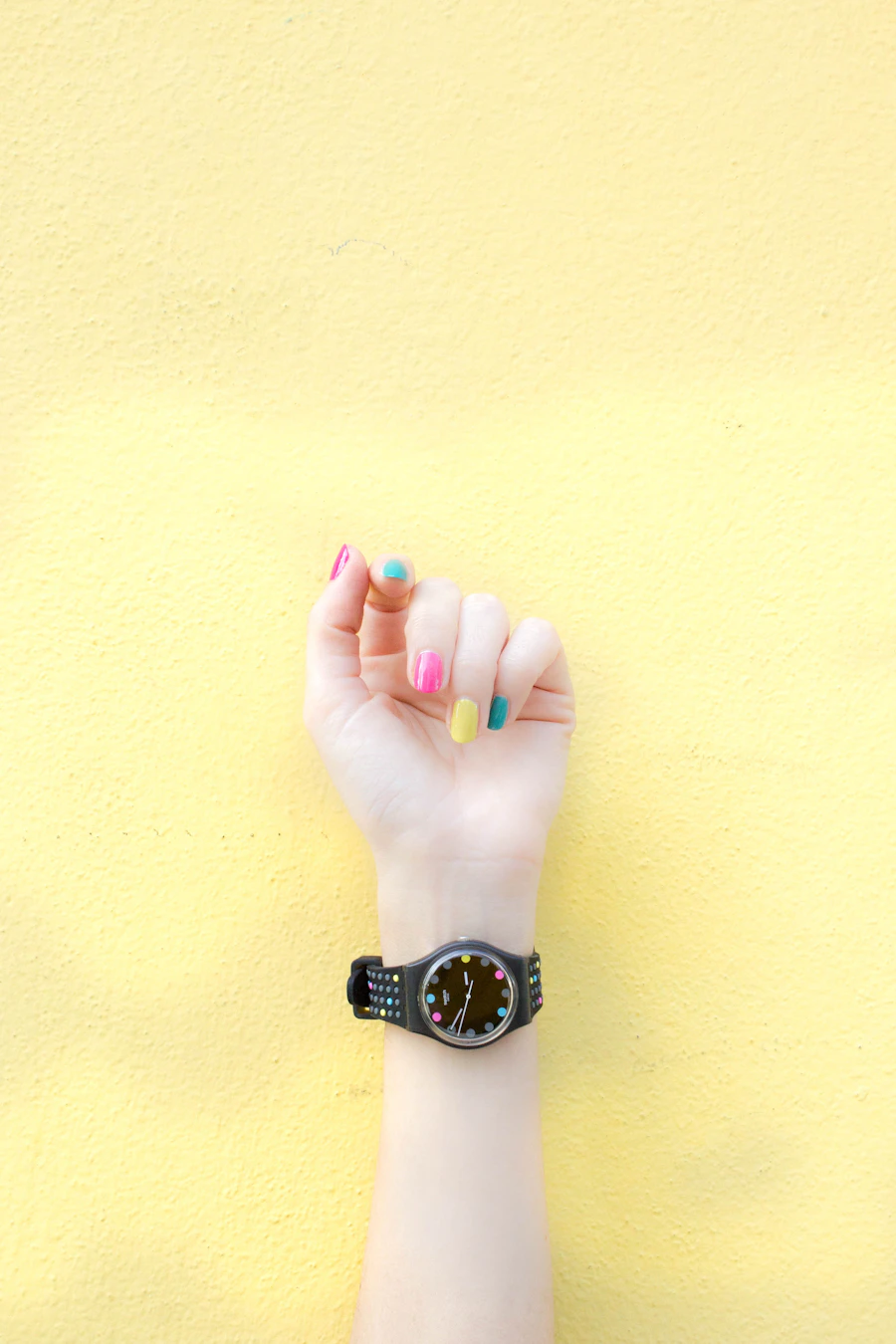 Mano con uñas pintadas de colores