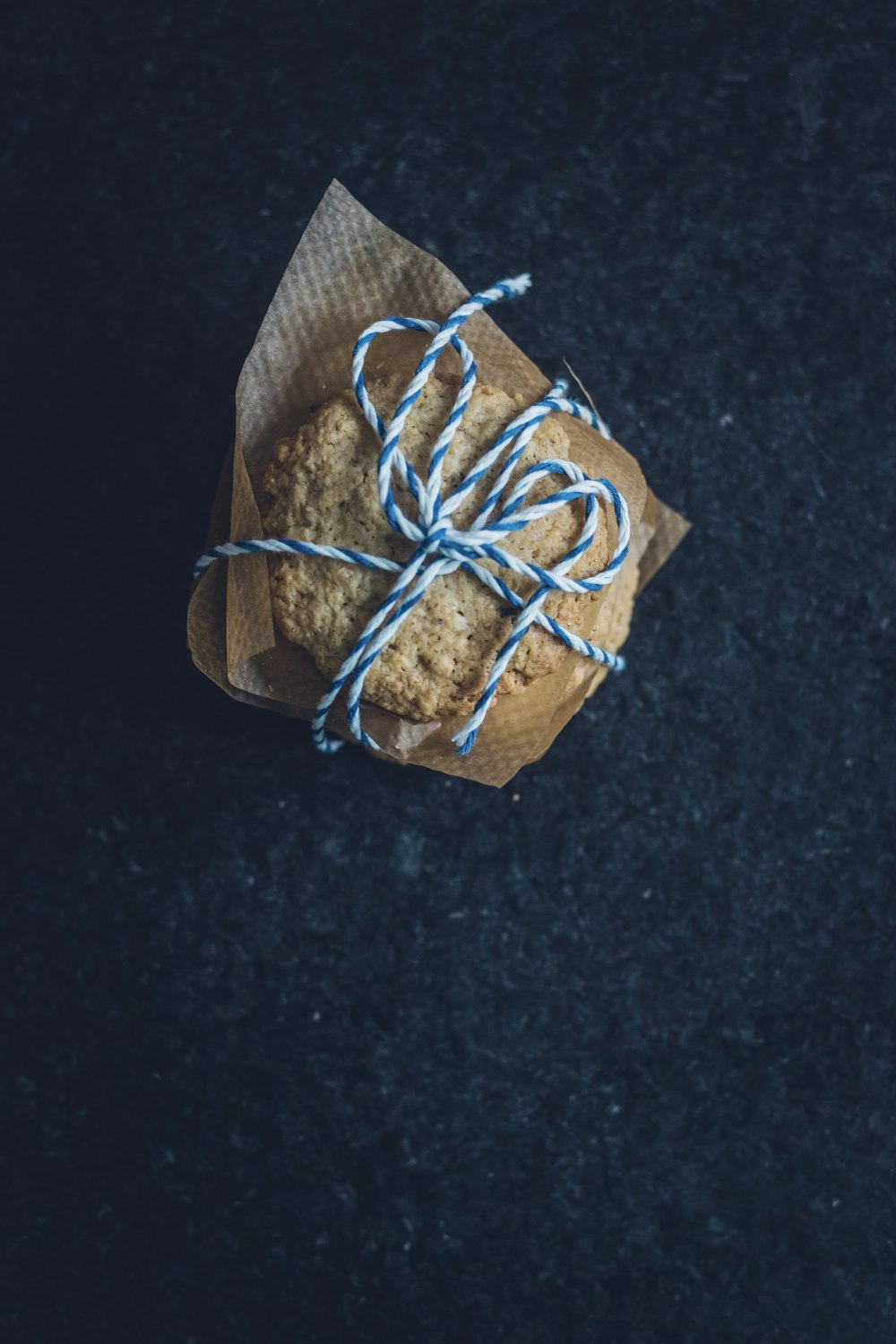 biscuit enveloppé dentelle bleue et blanche
