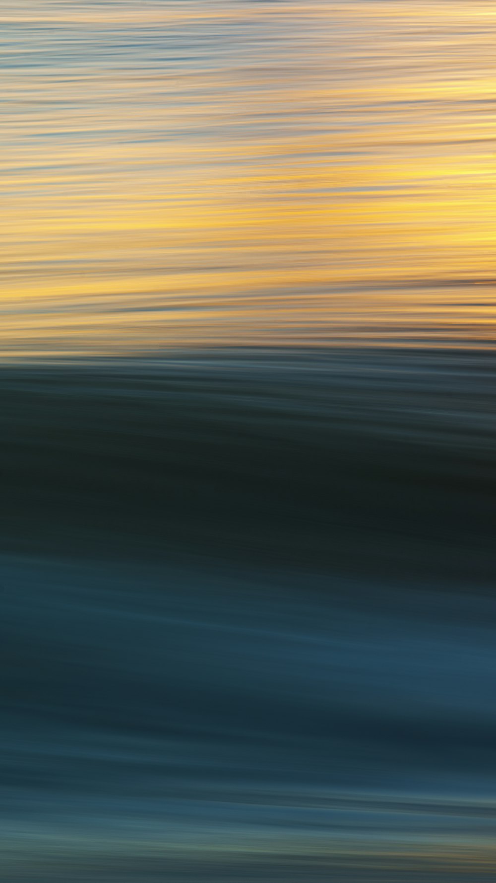 Eine Person, die auf einem Surfbrett auf einer Welle im Meer fährt