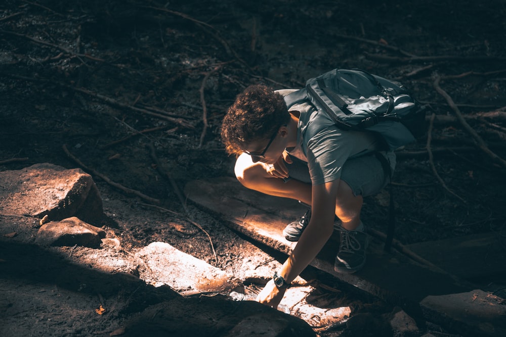 homme portant un sac à dos gris