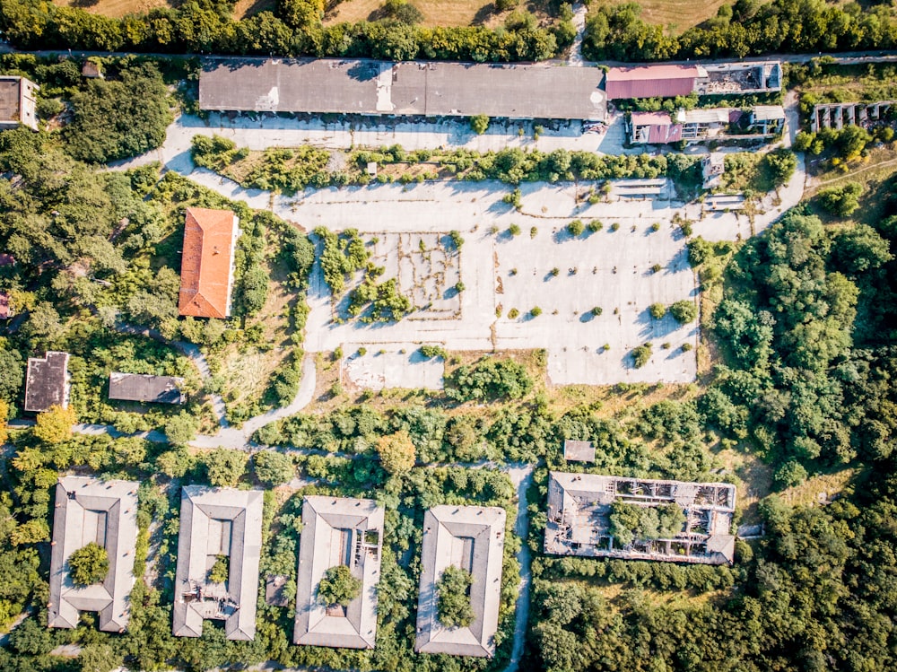 木々に囲まれた茶色の灰色のコンクリートの建物の航空写真