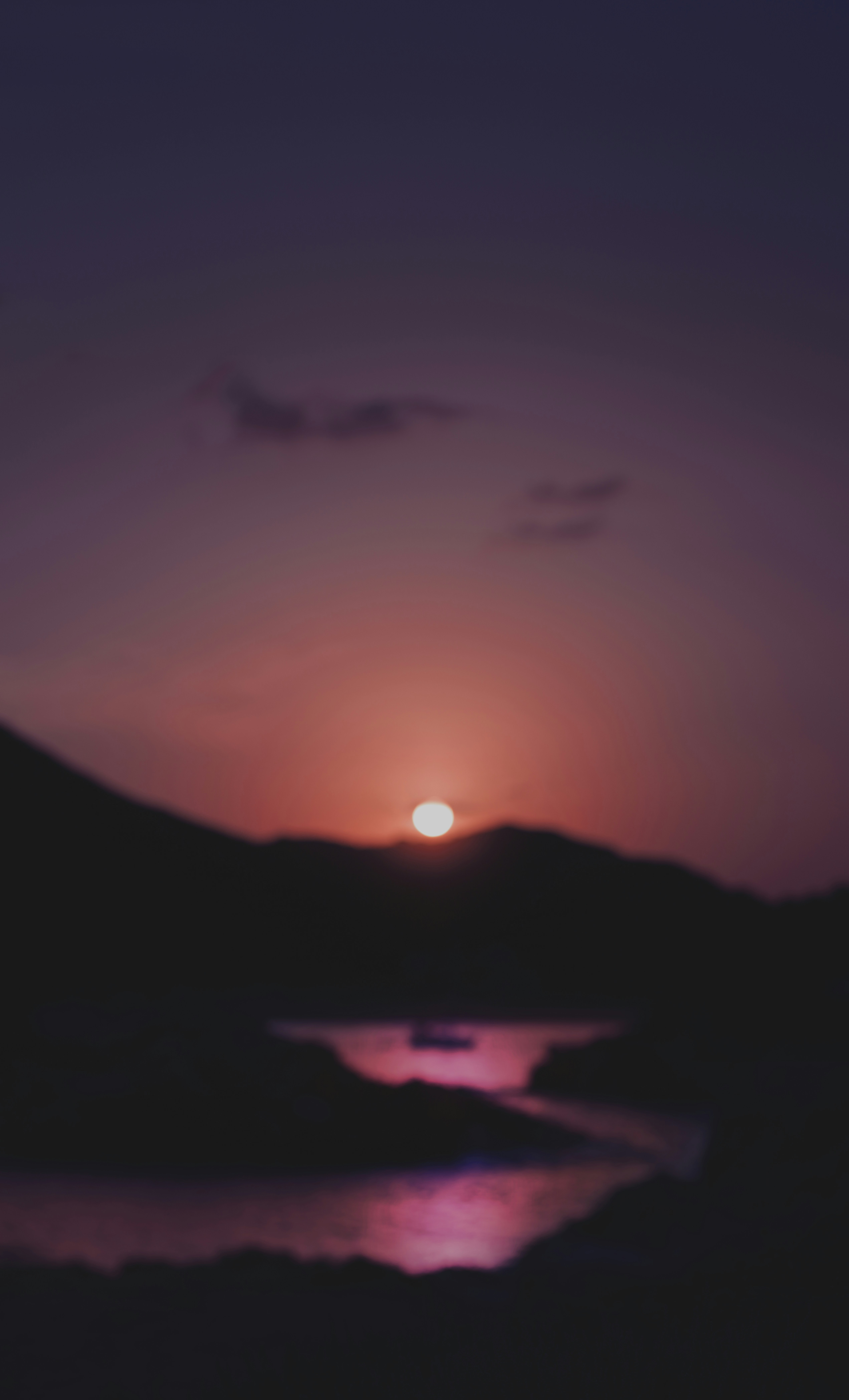 Gewässer unter klarem Himmel