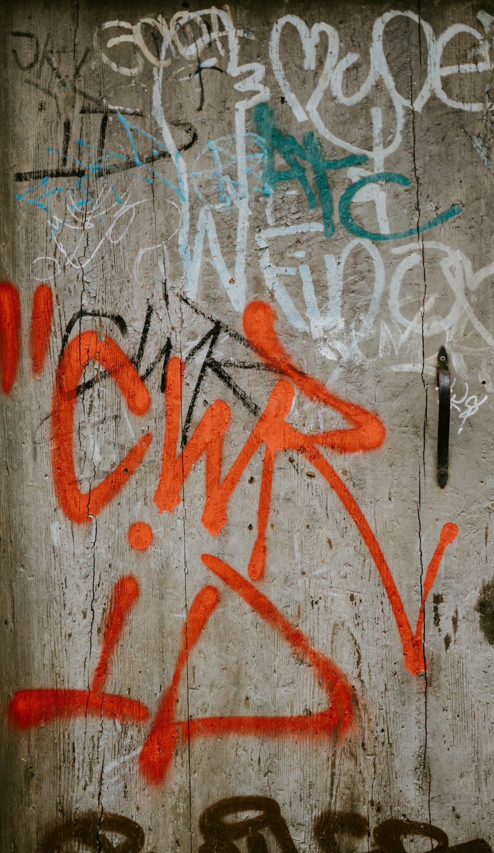 Weiße und orangefarbene Graffiti-Wand