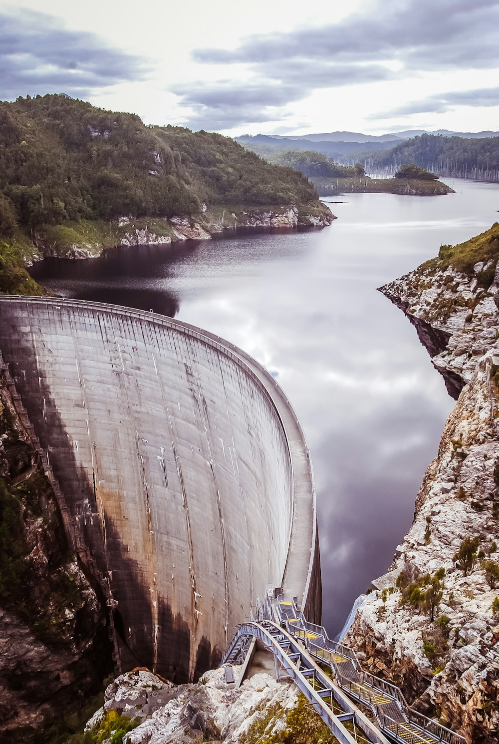 Presa de agua cerca del puente