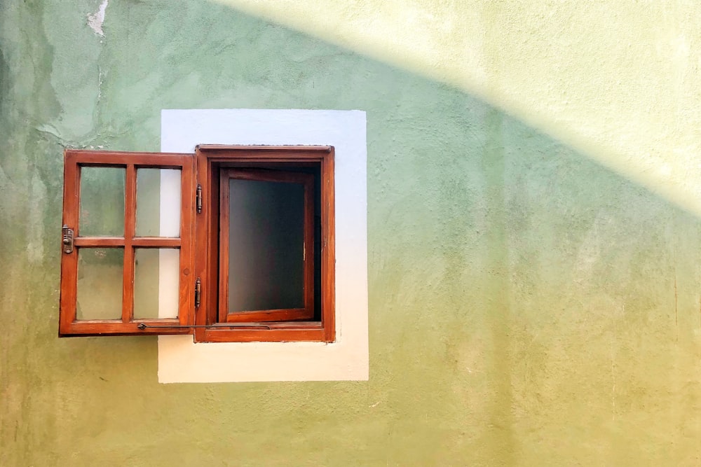 ventana de madera marrón abierta