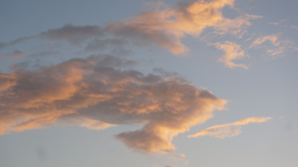 Fotografia de nuvens laranjas e brancas