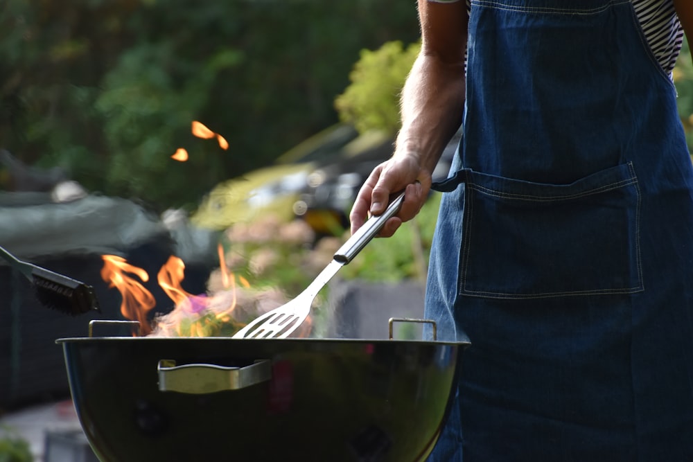 Mann grillt im Freien