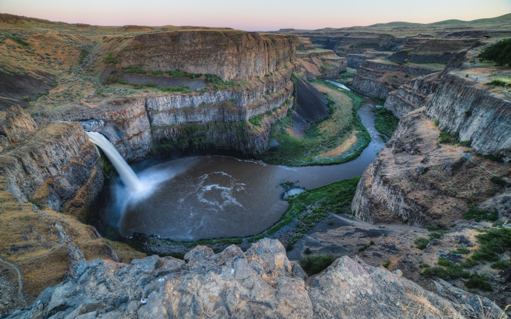 Fotografía a vista de pájaro de cascadas entre acantilados