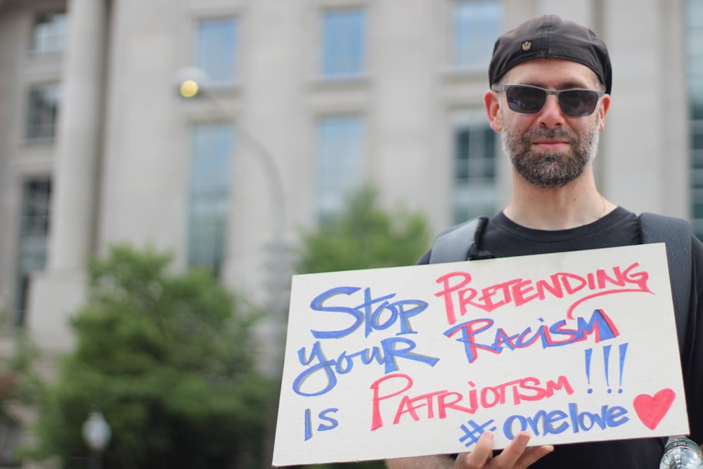 Mec, arrêtez de prétendre que votre racisme est du patriotisme !! signalétique