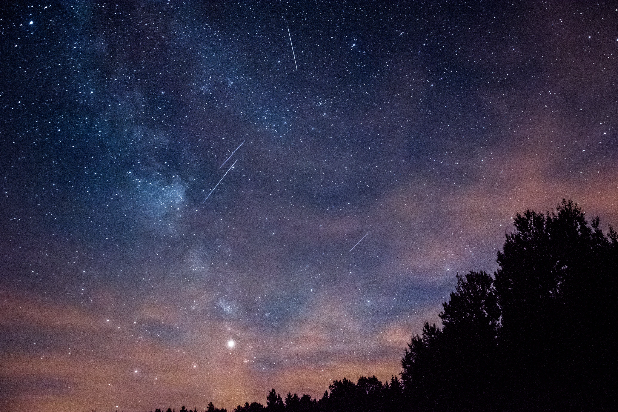 Lluvia de Perseidas sobre el campo