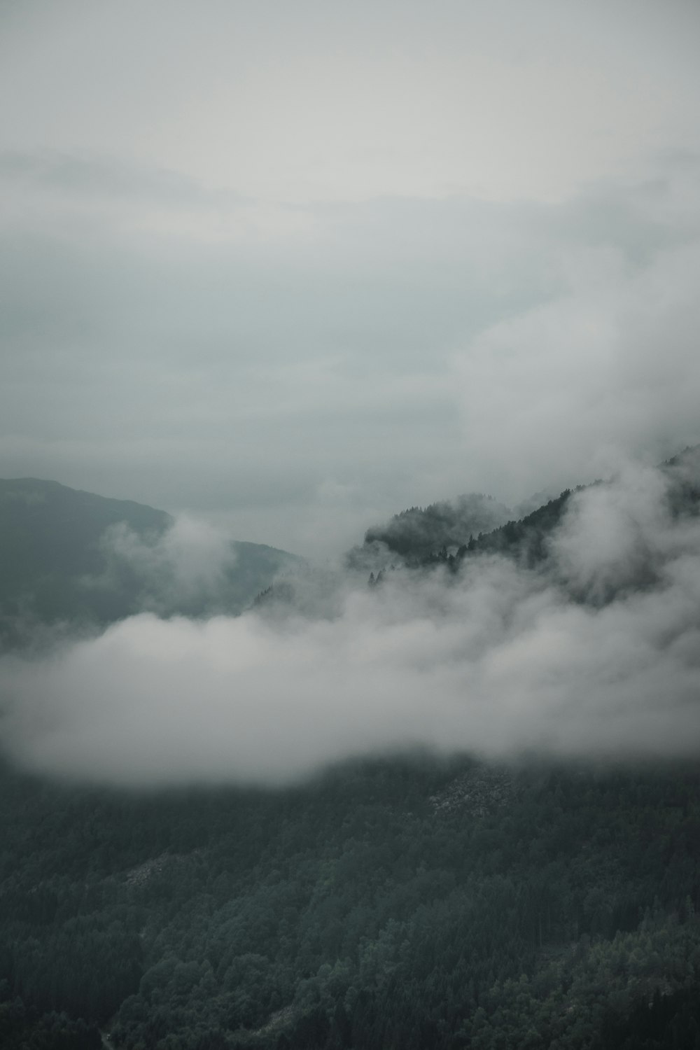 구름이 있는 산의 풍경 사진