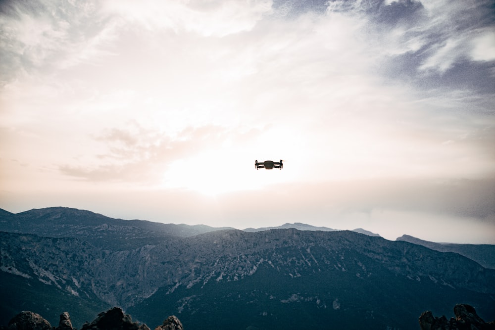 cuadricóptero en el cielo