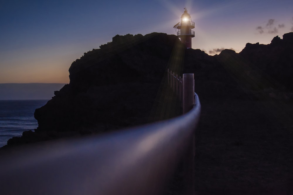 silhouette de phare pendant la journée