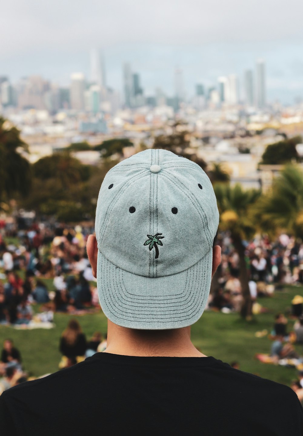 Hombre con gorra gris