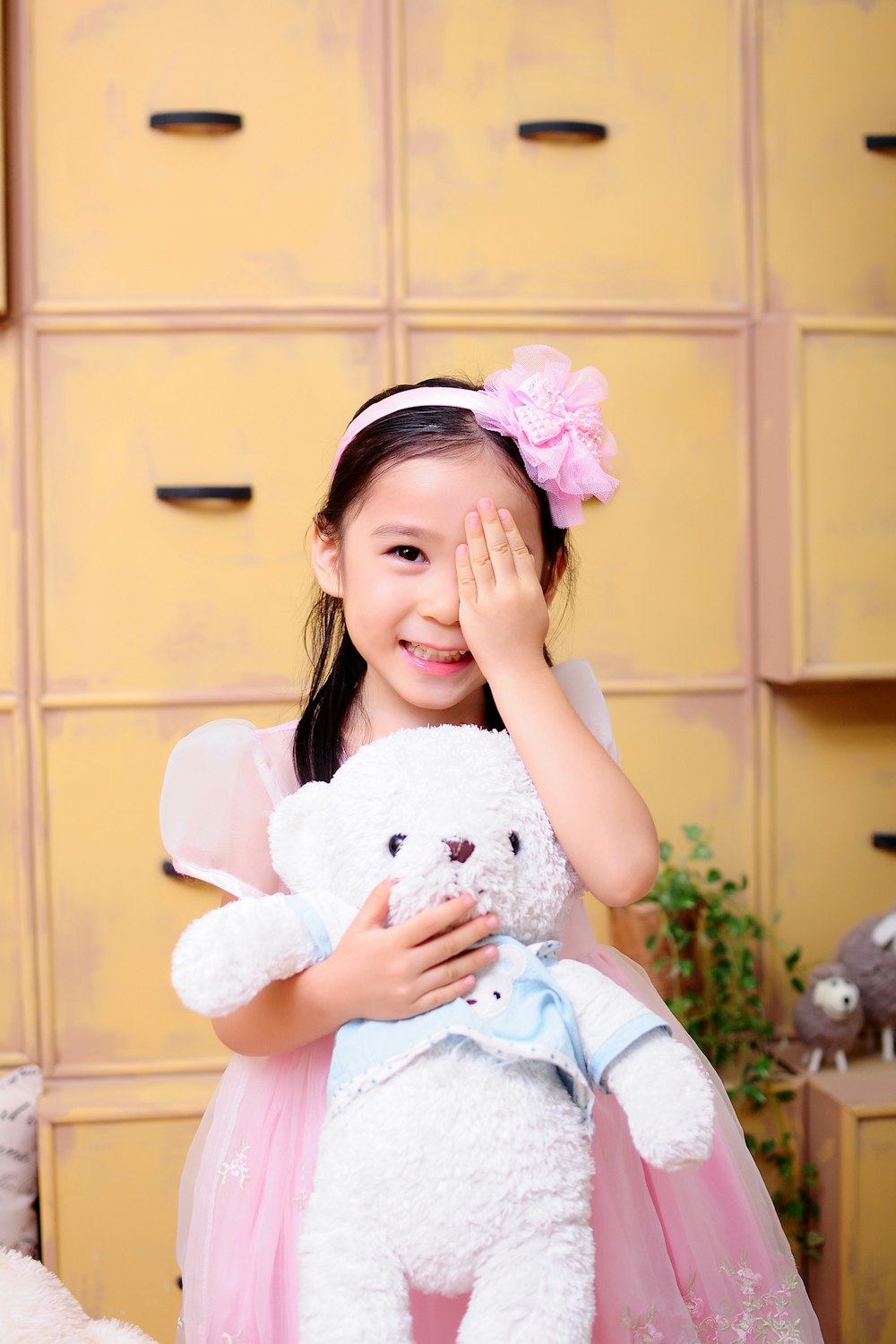menina abraçando o brinquedo de pelúcia do urso marrom