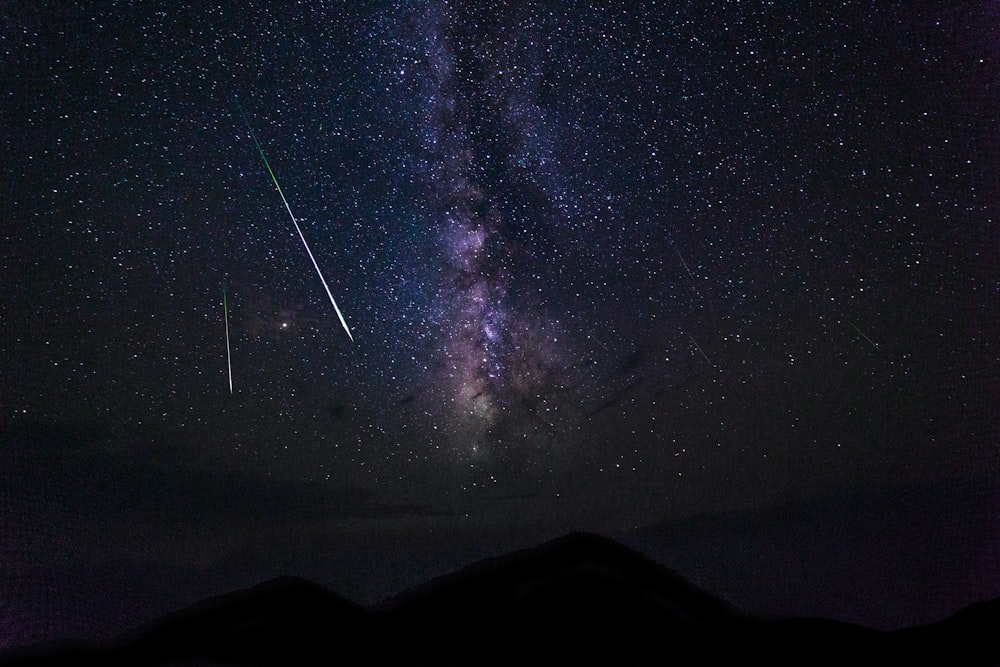 Sternschnuppen und Milchstraßengalaxie bei Nacht