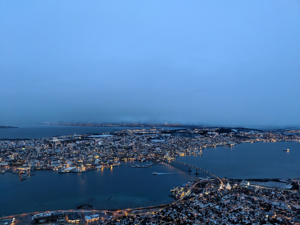 Luces de la ciudad durante la noche