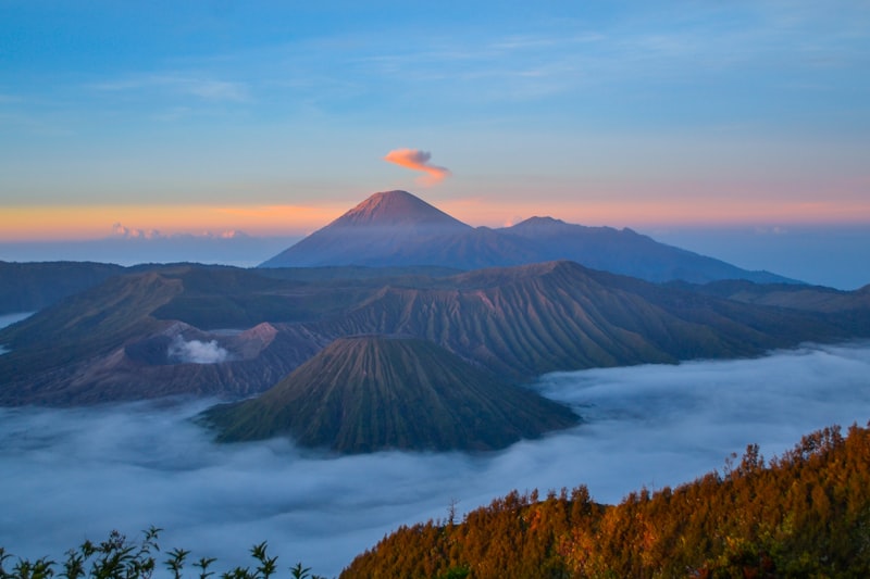 Pemandangan gunung dari atas, contoh destinasi wisata ramah lingkungan
