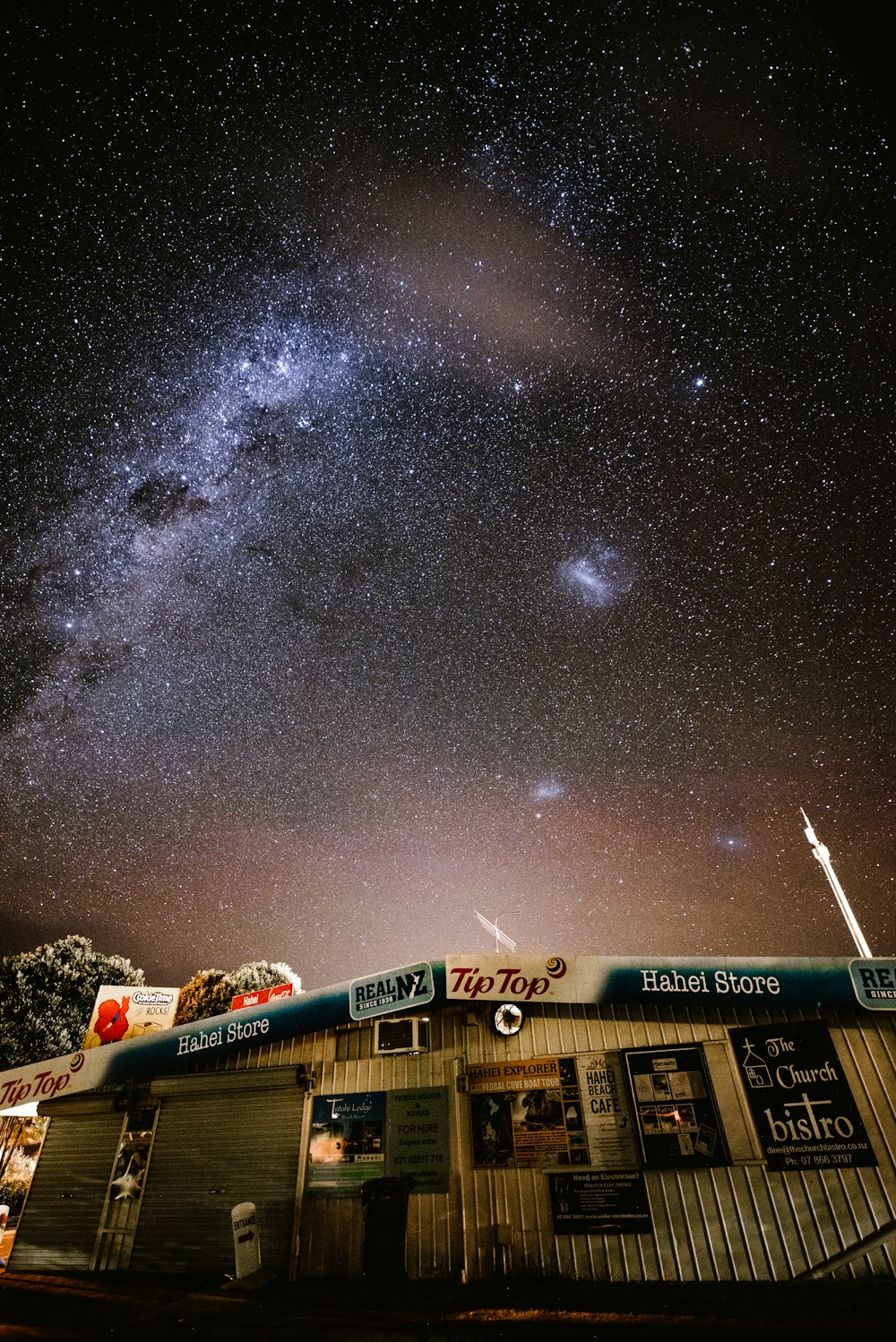 Casa de madera marrón por la noche