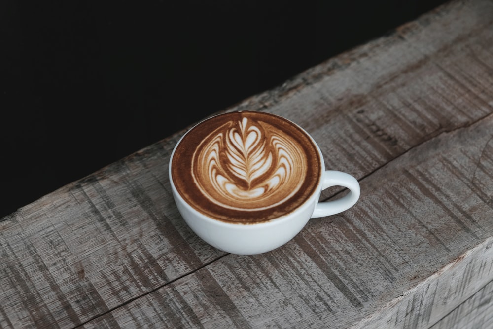 cappuccino em xícara de chá de cerâmica branca