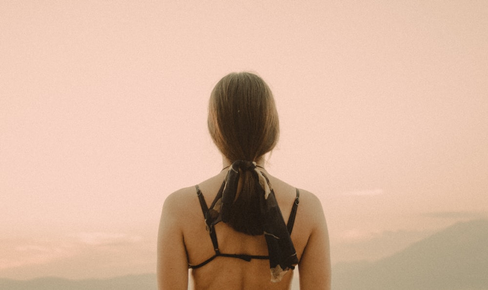 femme portant un soutien-gorge noir pendant la journée