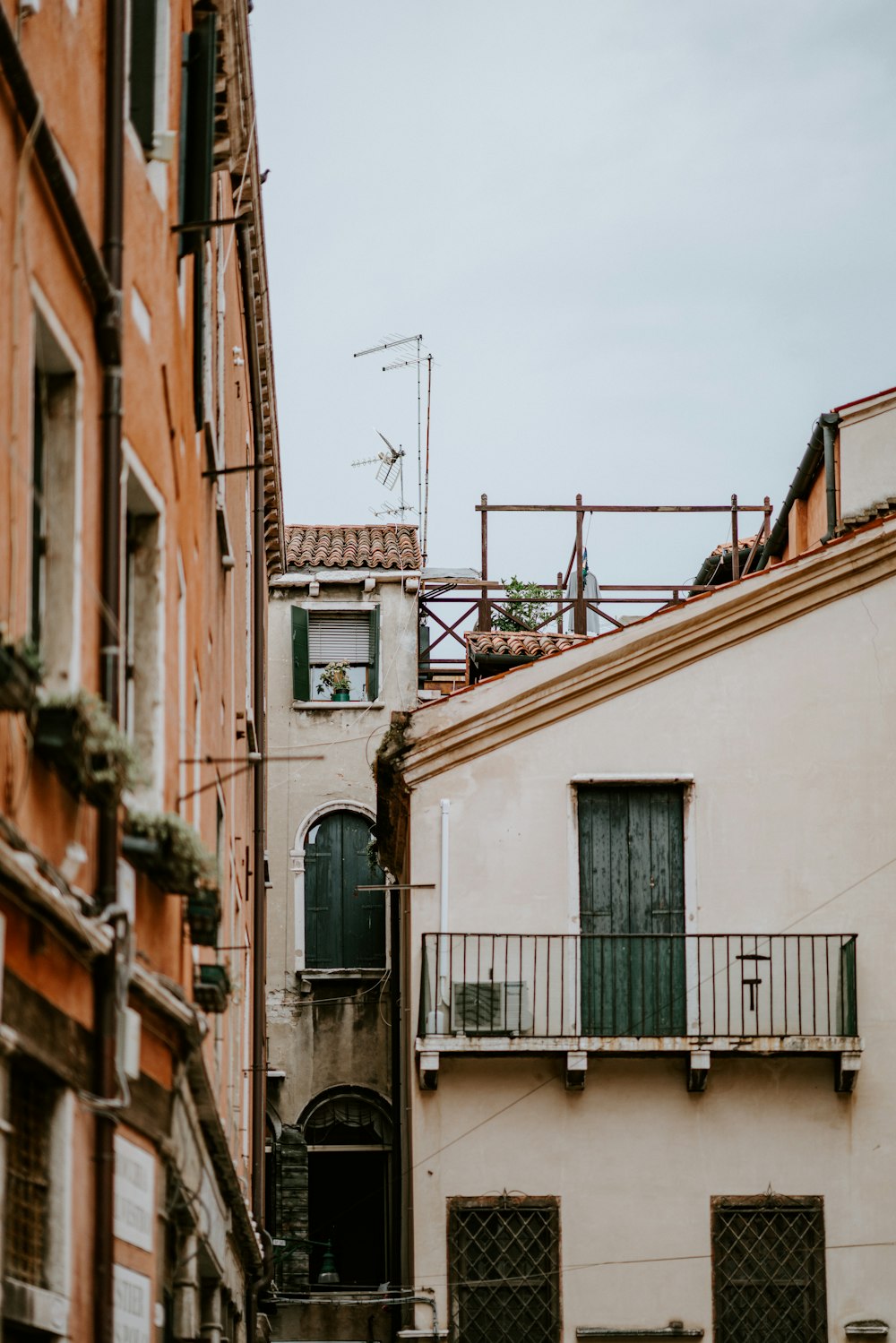 edificio in cemento marrone e beige