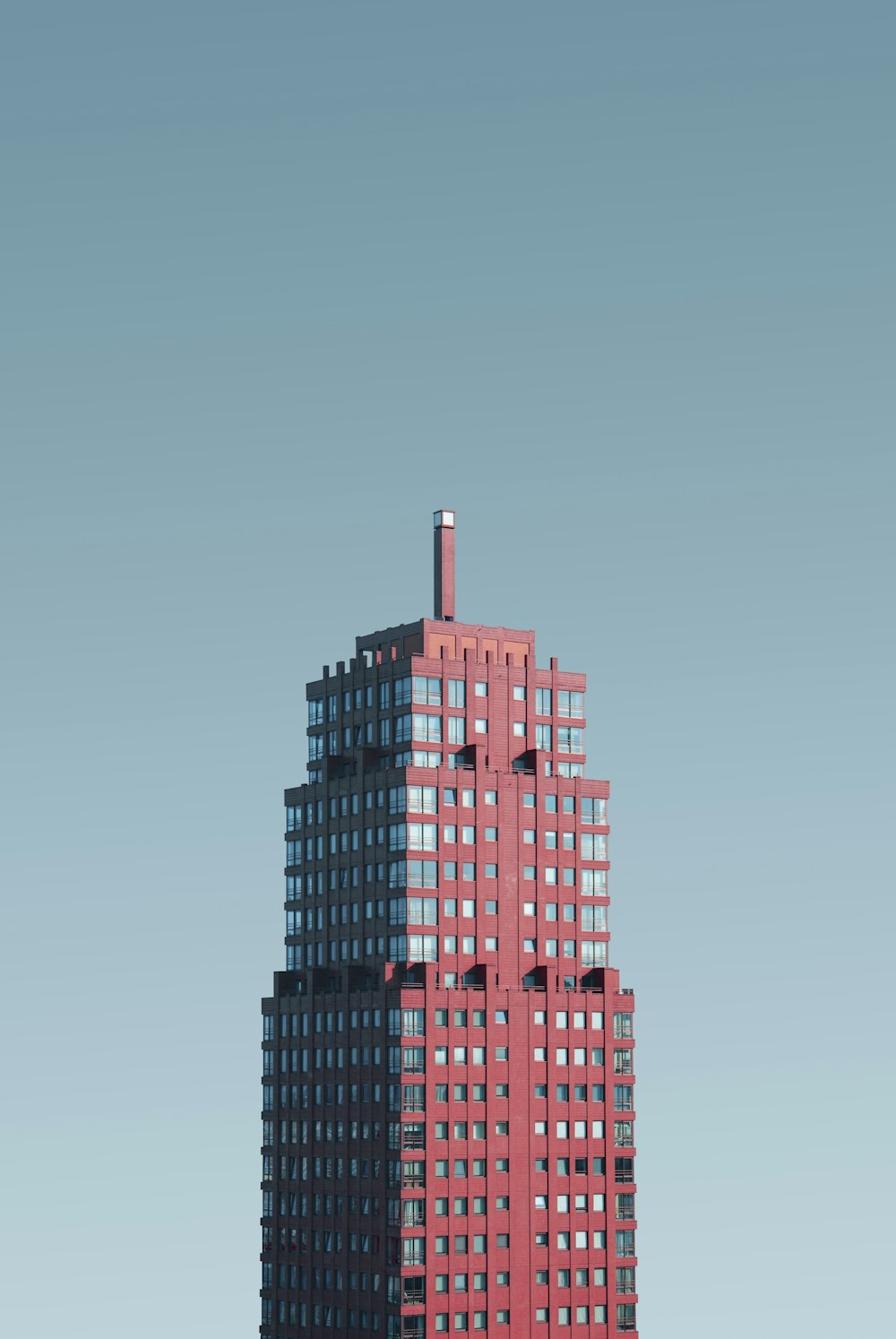 赤とガラスの建物の航空写真