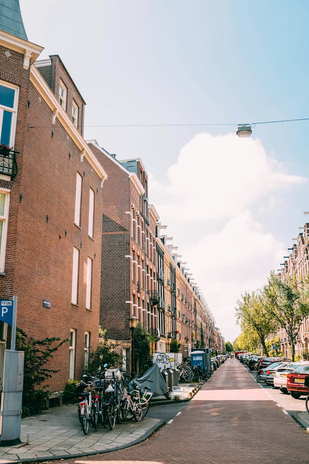 vélos garés à la verticale le long du trottoir pendant la journée