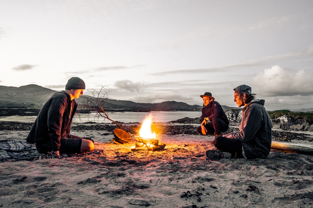 Drei Männer vor Lagerfeuer