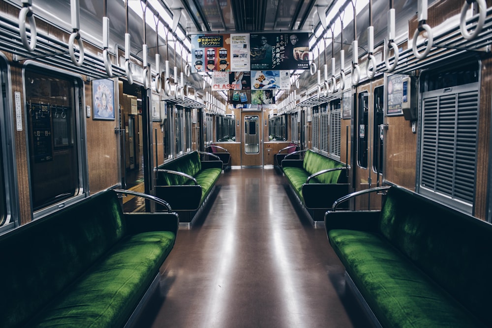 interior do trem marrom e verde