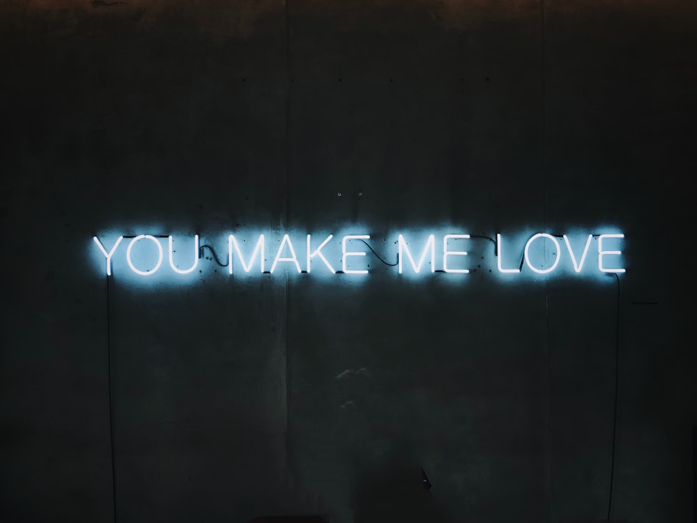 blaue You Make Me Love-Neonlichtbeschilderung eingeschaltet