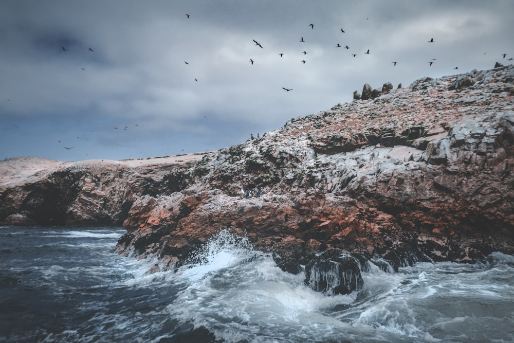 Formación rocosa con fotografía de olas de mar