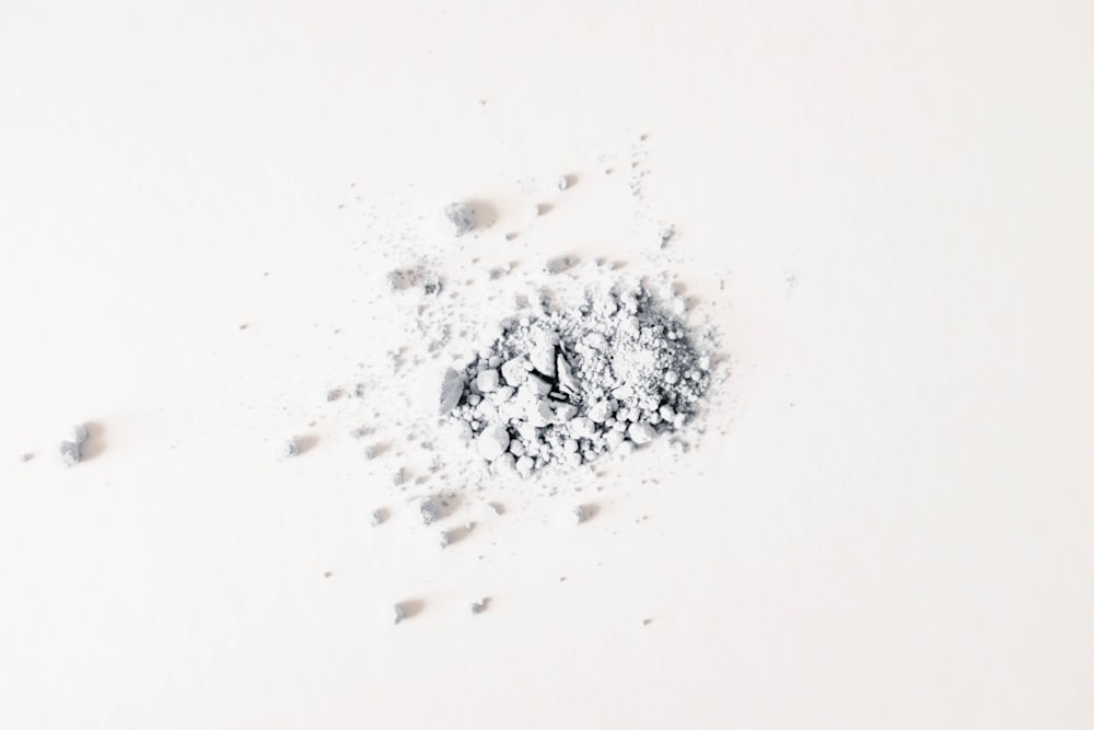 un mucchio di polvere bianca seduta sopra un tavolo bianco