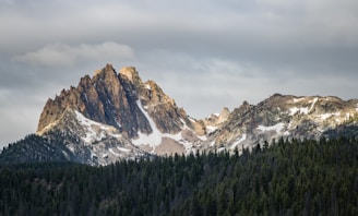 landscape photo of mountain at daytime