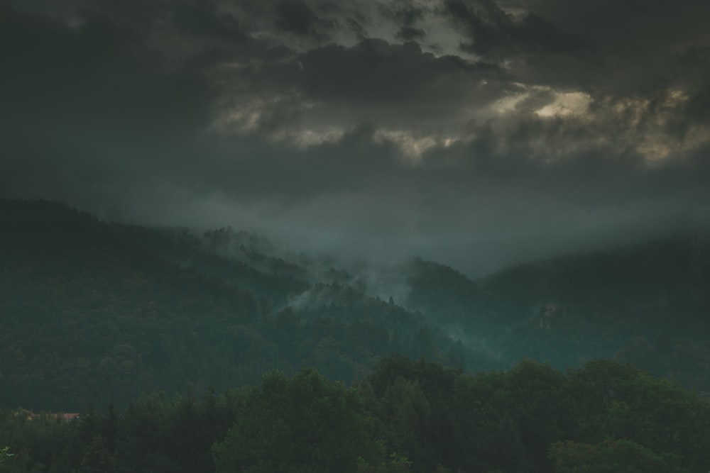 montagne verdi sotto nuvole grigie