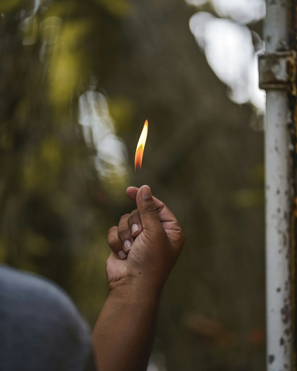 Fotografia de foco raso da mão direita da pessoa