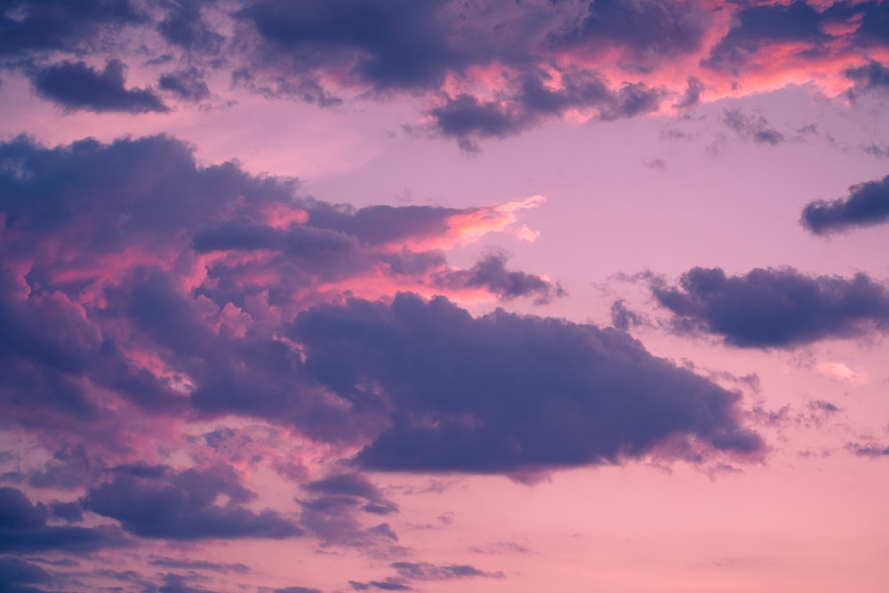 夕暮れ時の太陽の光に照らされた雲