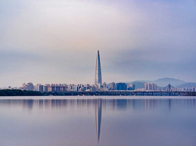 한강 너머로 보이는 서울 도심 스카이라인